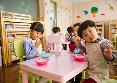 幼师正在上声乐课