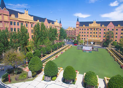 学校大草坪