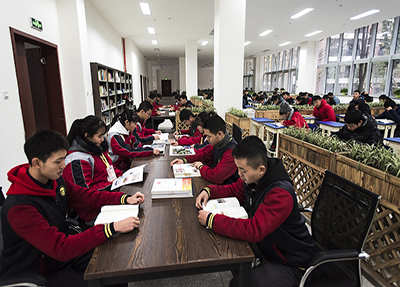 自习室学习的同学们