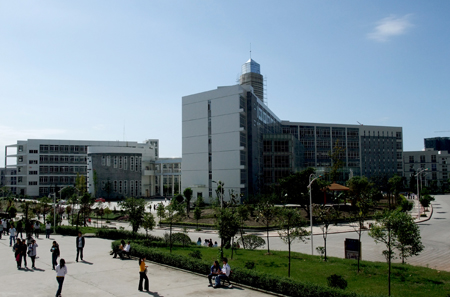 学校正门口