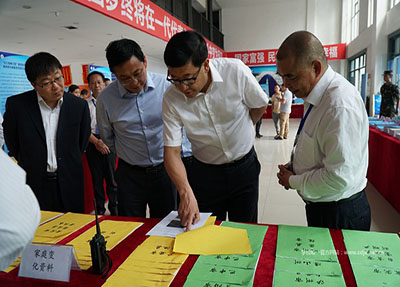 尧副省长现场查看资料.jpg