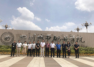 副院长和资源口腔学院来宾合影.jpg
