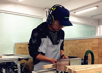 学生制作家具模型.jpg