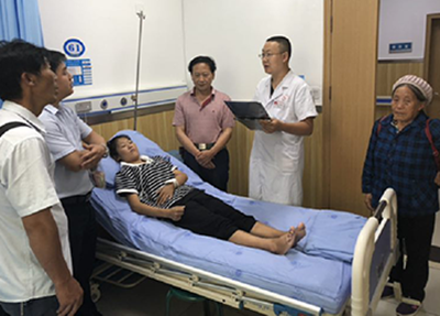 成都机电工程学校领导专程看望我校重病住院学生