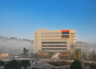 雾中校园