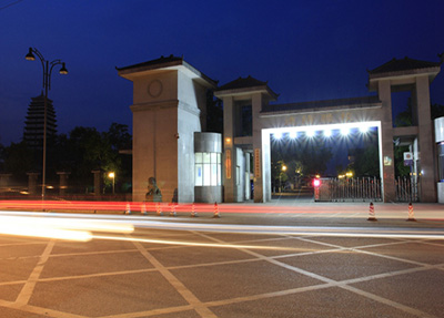 学校大门夜景