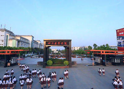 爱华学校大门