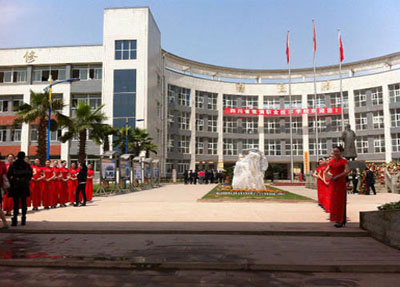 学校正门口